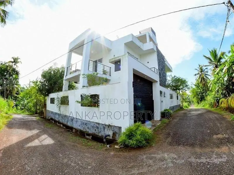 Prime Location Two Storied Luxury House for Sale in Pasyala, Nittambuw