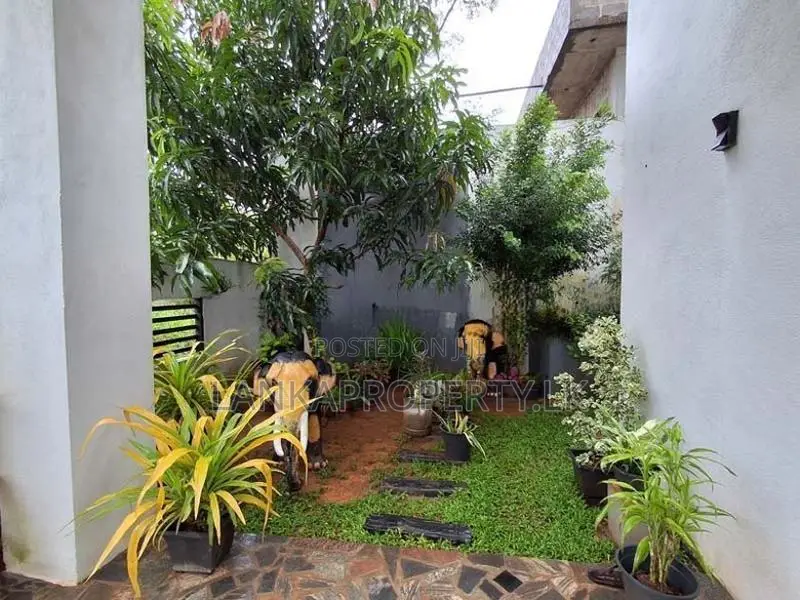 Prime Location Two Storied Luxury House for Sale in Pasyala, Nittambuw