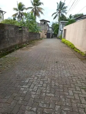 Boralesgamuwa, Lake Rd - 7.5 Perches Land with an Old House to Sale