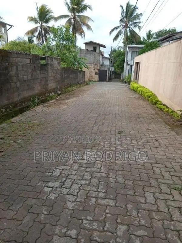 Boralesgamuwa, Lake Rd - 7.5 Perches Land with an Old House to Sale
