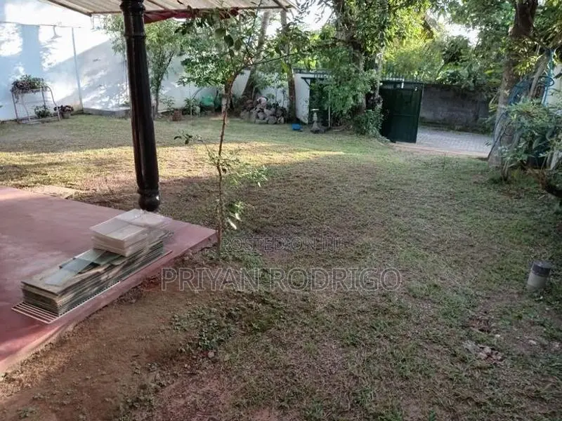 Boralesgamuwa, Lake Rd - 7.5 Perches Land with an Old House to Sale