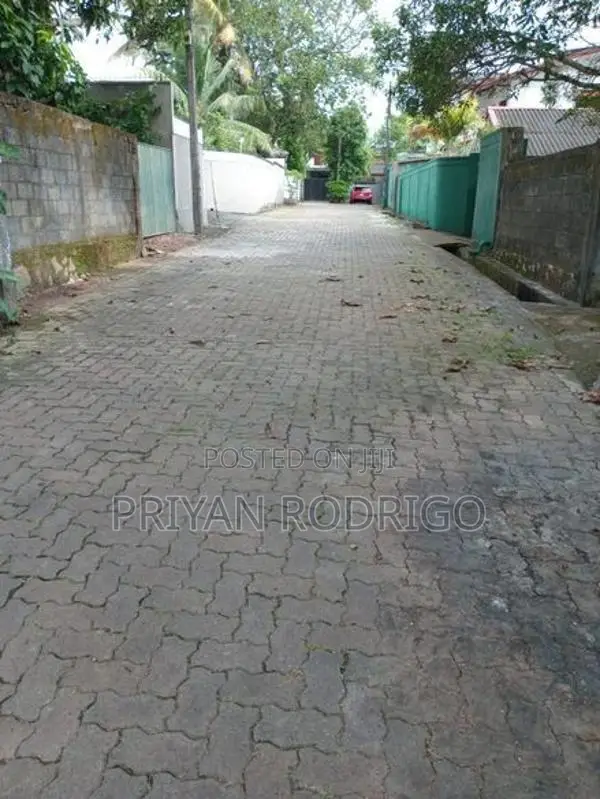 Boralesgamuwa, Lake Rd - 7.5 Perches Land with an Old House to Sale