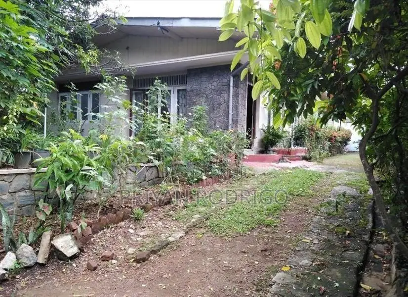 Nugegoda 20.25 Perches of Prime Residential Land with a House for Sale