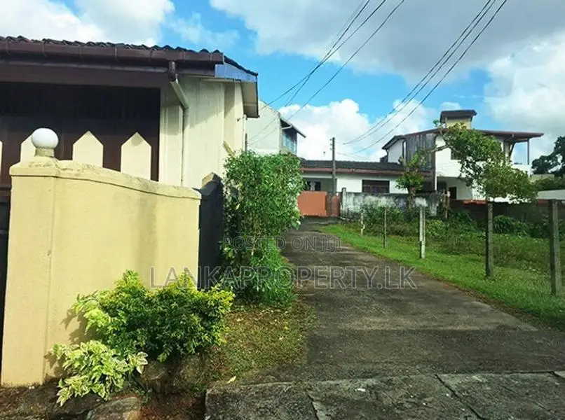 Residential Land for Sale in Lake Road, Akuregoda, Battaramulla.