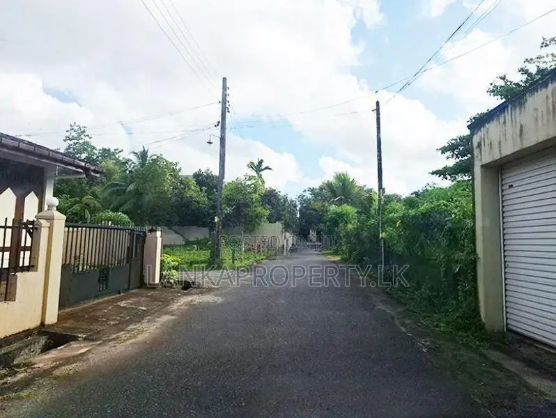 Residential Land for Sale in Lake Road, Akuregoda, Battaramulla.