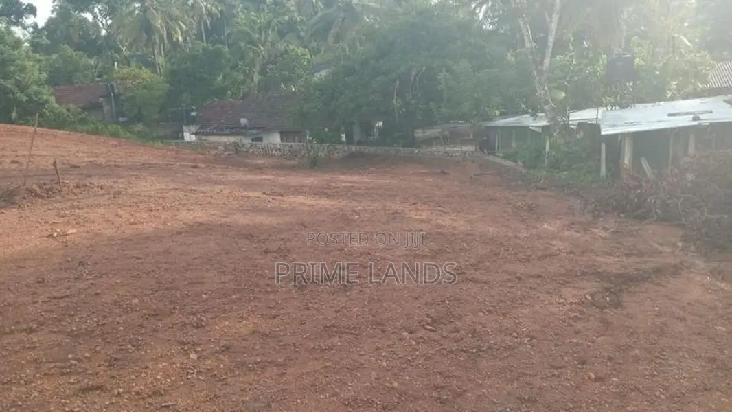 අලුත්වල මීඩියාගොඩ පුධාන පාරට මුහුණලා Land