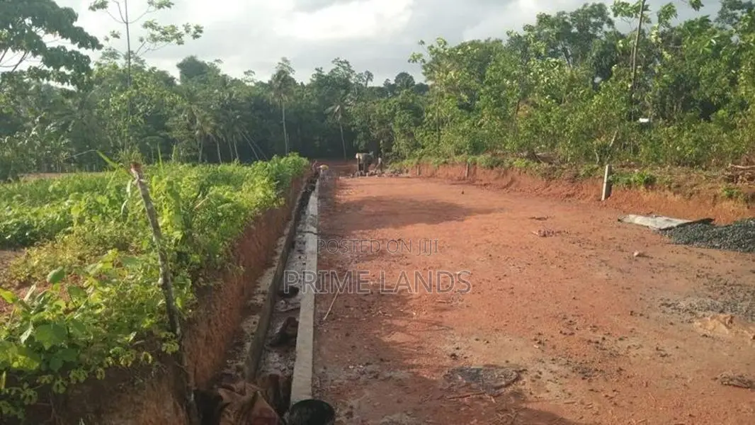 අලුත්වල මීඩියාගොඩ පුධාන පාරට මුහුණලා Land
