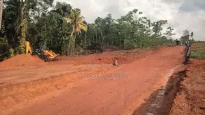 අලුත්වල මීඩියාගොඩ පුධාන පාරට මුහුණලා Land