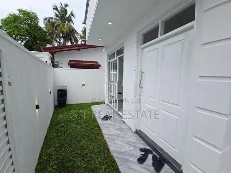 Newly Build Luxury Three Story House For Sale In Kesbewa Town