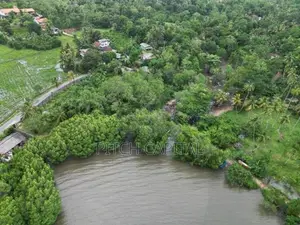 මඩොල් දූව වැවට මුහුණලා විකිණීමට අගනා බිම් කොටස්