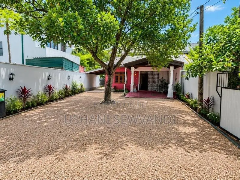 Commercial Land with Building for Sale Piliyandala