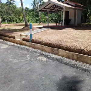 ගම්පහ මිරිස්වත්ත කොළඹ පාරට මායින්ව බිම්කොටස් විකිණීමට
