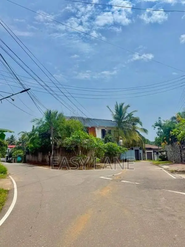ගල්වරුස හොරකැටිය පාරේ රන්සිරි උයනෙන් පර්චස් 12.6ක ඉඩමක්