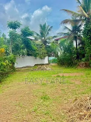 ගල්වරුස හොරකැටිය පාරේ රන්සිරි උයනෙන් පර්චස් 12.6ක ඉඩමක්