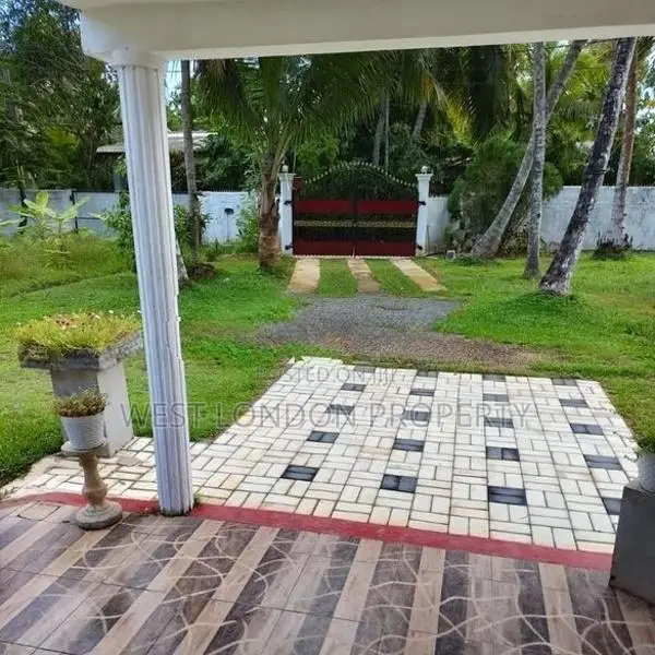 Spacious 2 Story House with Large Land for Sale in Wadduwa