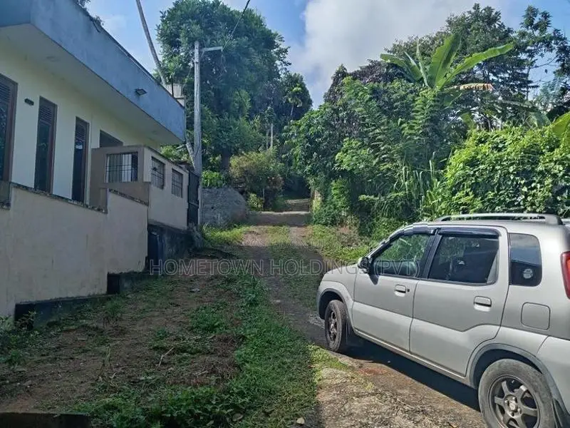 කිරිබත්කුඹුර හන්දිය ආසන්නයේ ඉඩමක්