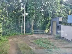 කිරිබත්කුඹුර හන්දිය ආසන්නයේ ඉඩමක්