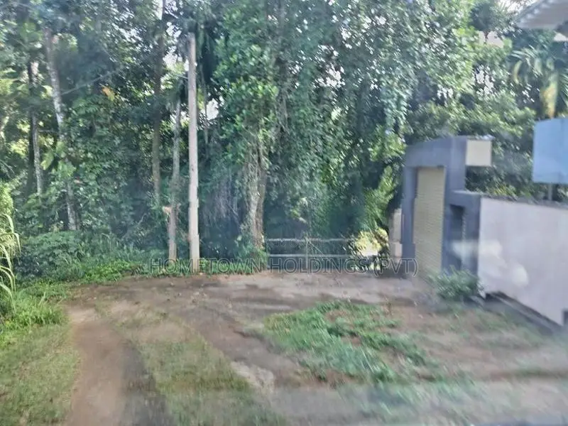 කිරිබත්කුඹුර හන්දිය ආසන්නයේ ඉඩමක්