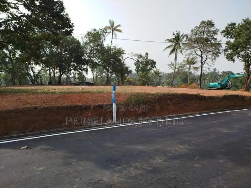 අඹතලේ හන්දියට ආසන්නව බිම් කොටස් විකිණීමට