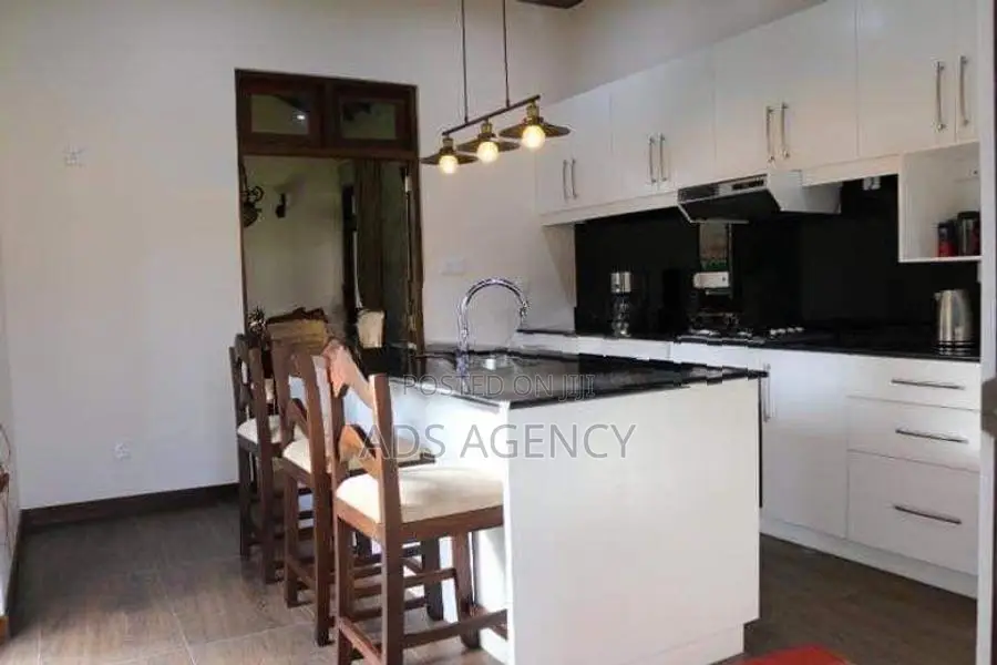 Holiday Bunglow For Sale in Bingiriya