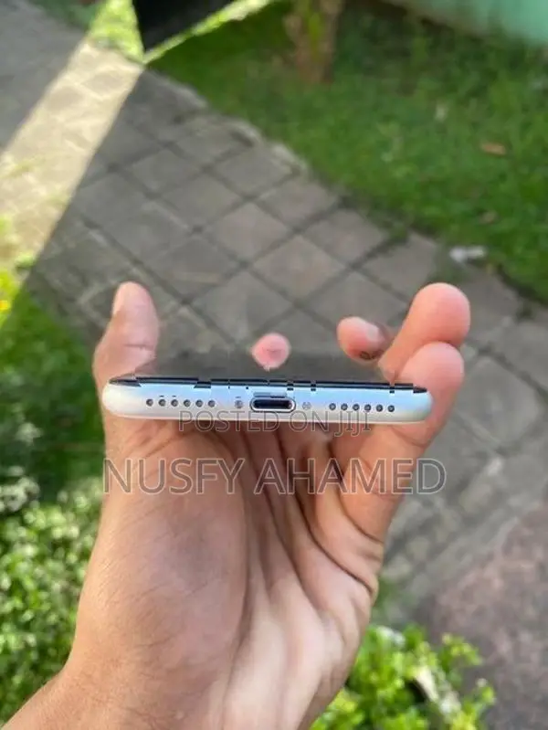 Apple iPhone SE 2 128GB (Used)