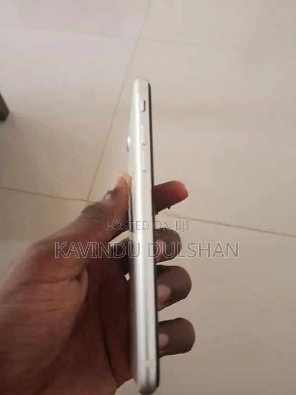 Apple iPhone SE 2 (Used)