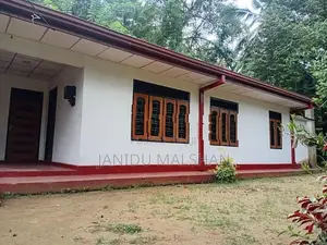 නිවස සහ කඩ කාමරය අවිස්සාවේල්ල