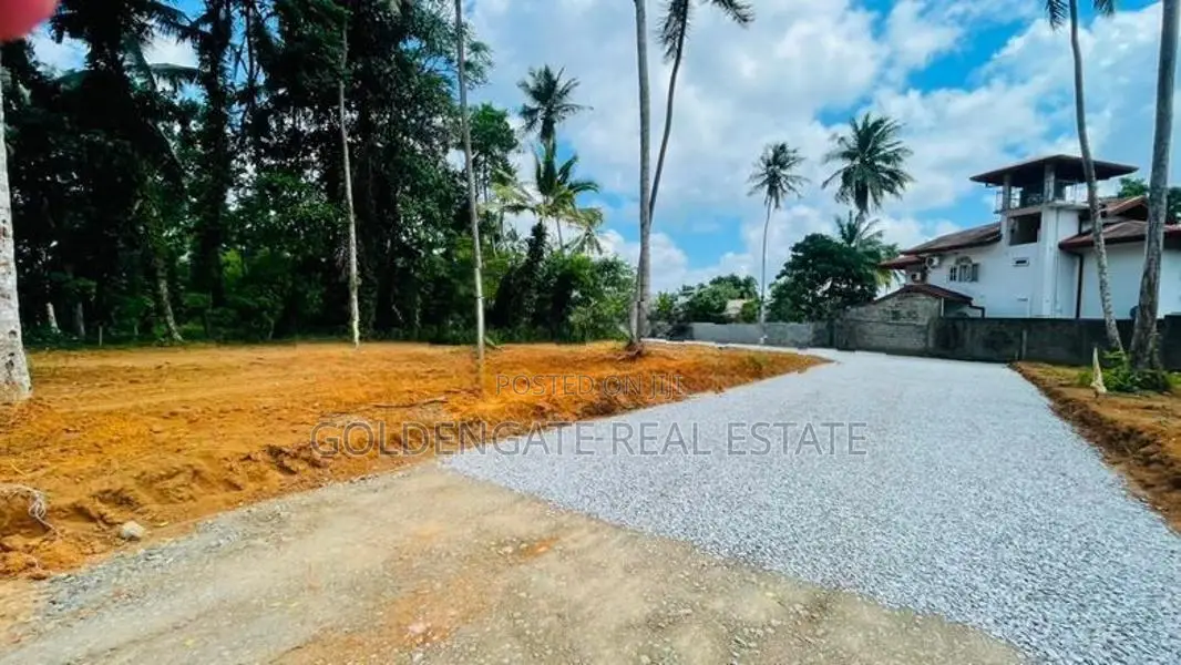 Residential Land for Sale in Kalagedihena