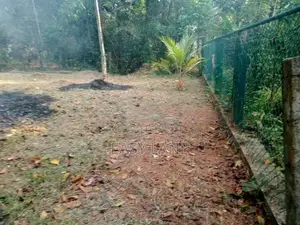 උඩුගම්පොළ – වීදියවත්තෙන් වටිනා බිම් කොටසක්