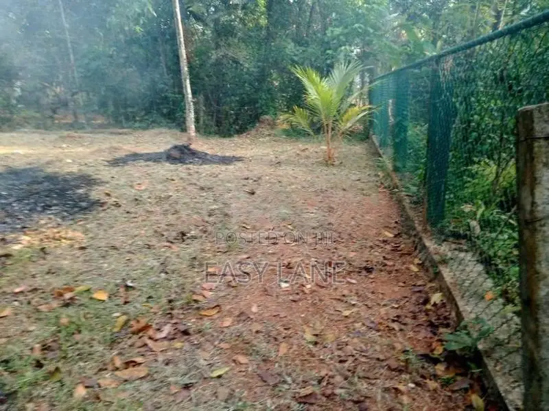 උඩුගම්පොළ – වීදියවත්තෙන් වටිනා බිම් කොටසක්