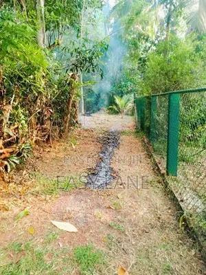 උඩුගම්පොළ – වීදියවත්තෙන් වටිනා බිම් කොටසක්