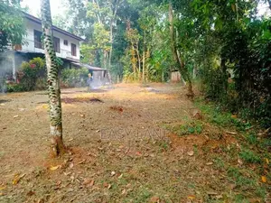 උඩුගම්පොළ – වීදියවත්තෙන් වටිනා බිම් කොටසක්