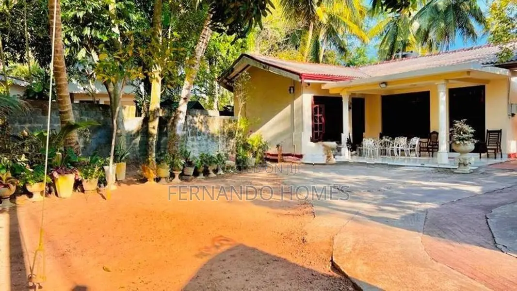 22 Perches Land With Valuble House For Sale In Negombo Area