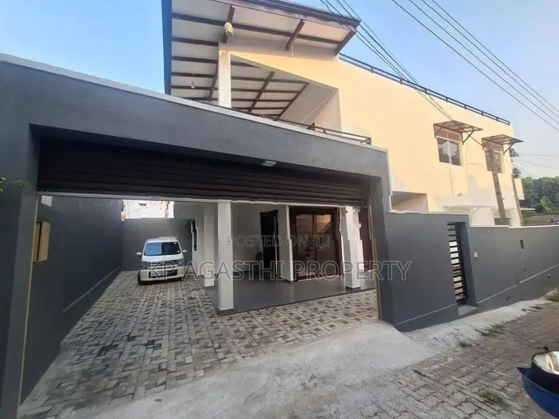 Luxury House for Sale in Thalawathugoda
