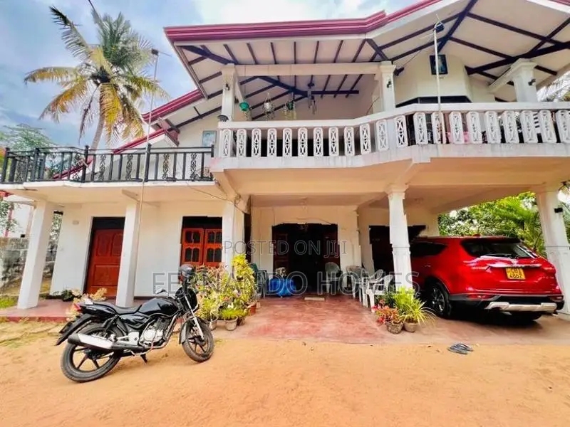 Close To Bus Road Good Area 21.5P Land And Up House Sale In Negombo