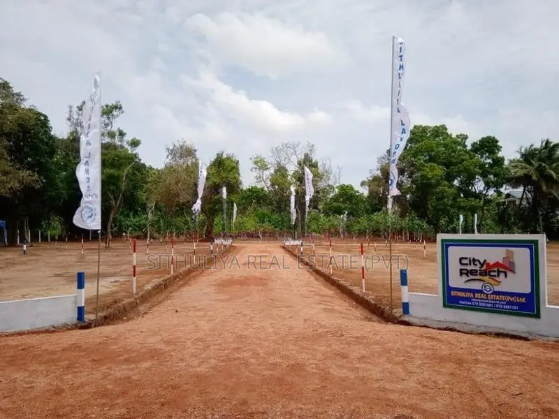 අනුරාධපුර නගරයට කිට්ටුවෙන් සින්නක්කර බිම් කොටස්