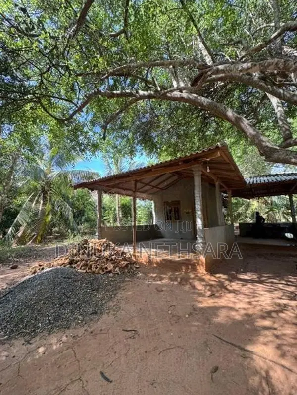 කතරගමින් වටිනා ඉඩමක්