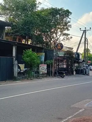 කඩවත ගනේමුල්ල ප්‍රධාන බස් මාර්ගයට මුහුනලා දෙමහල් ගොඩනැගිල්ලක් කුලියට.