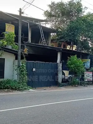 ගනේමුල්ල කඩවත බස් මාර්ගයට මුහුනලා දෙමහල් ගොඩනැගිල්ල කුලියට දීමට ඇත.