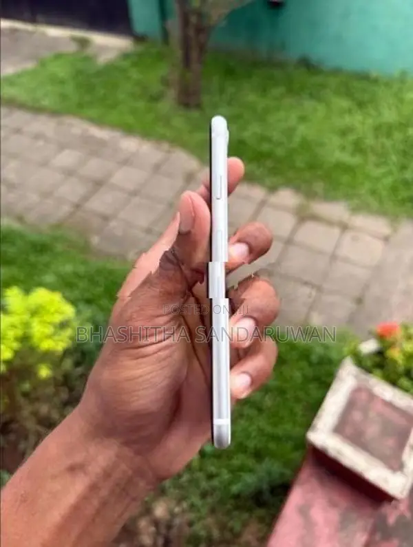 Apple iPhone SE 2 (Used)