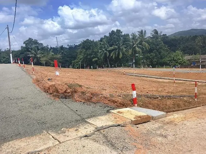 පාදුක්ක නගරයේ මීපේ ඉංගිරිය (124) ප්‍රධාන බස් පාරට මුහුණලා බිම්කොටස්