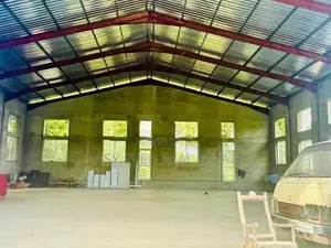 ගම්පහ නගර මධ්‍යයෙන් Prime Commercial Building 11610