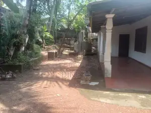 කඩවතට නුදුරින් කුඩා නිවසක් සහිත වටිනා බිම් කොටසක්