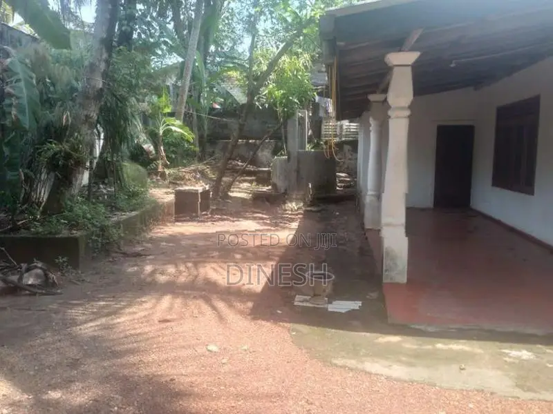 කඩවතට නුදුරින් කුඩා නිවසක් සහිත වටිනා බිම් කොටසක්