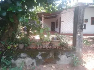 කඩවතට නුදුරින් කුඩා නිවසක් සහිත වටිනා බිම් කොටසක්