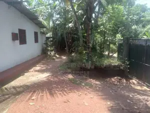 කඩවතට නුදුරින් කුඩා නිවසක් සහිත වටිනා බිම් කොටසක්