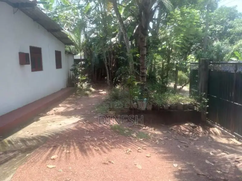 කඩවතට නුදුරින් කුඩා නිවසක් සහිත වටිනා බිම් කොටසක්