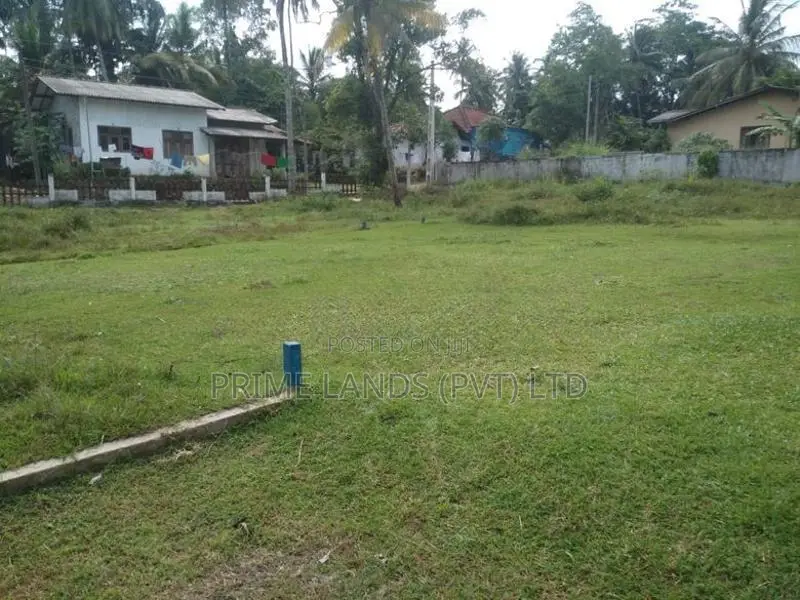 අතුරුගිරිය නගරයට ආසන්නව බිම් කොටසක් විකිණීමට