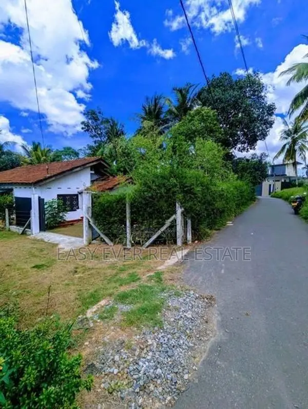 Athurugiriya Land with House for Sale