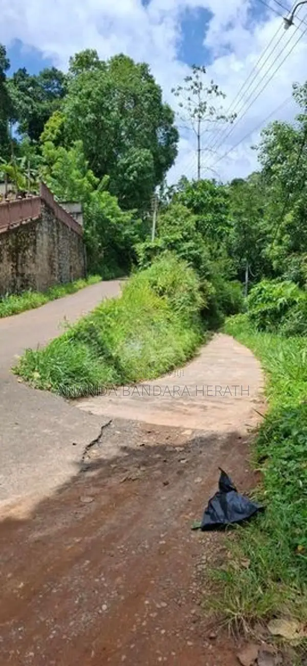 ගම්පොළ නගරයට ආසන්නයෙන් පර්චස් 20ක වටිනා ඉඩමක් විකිණීමට